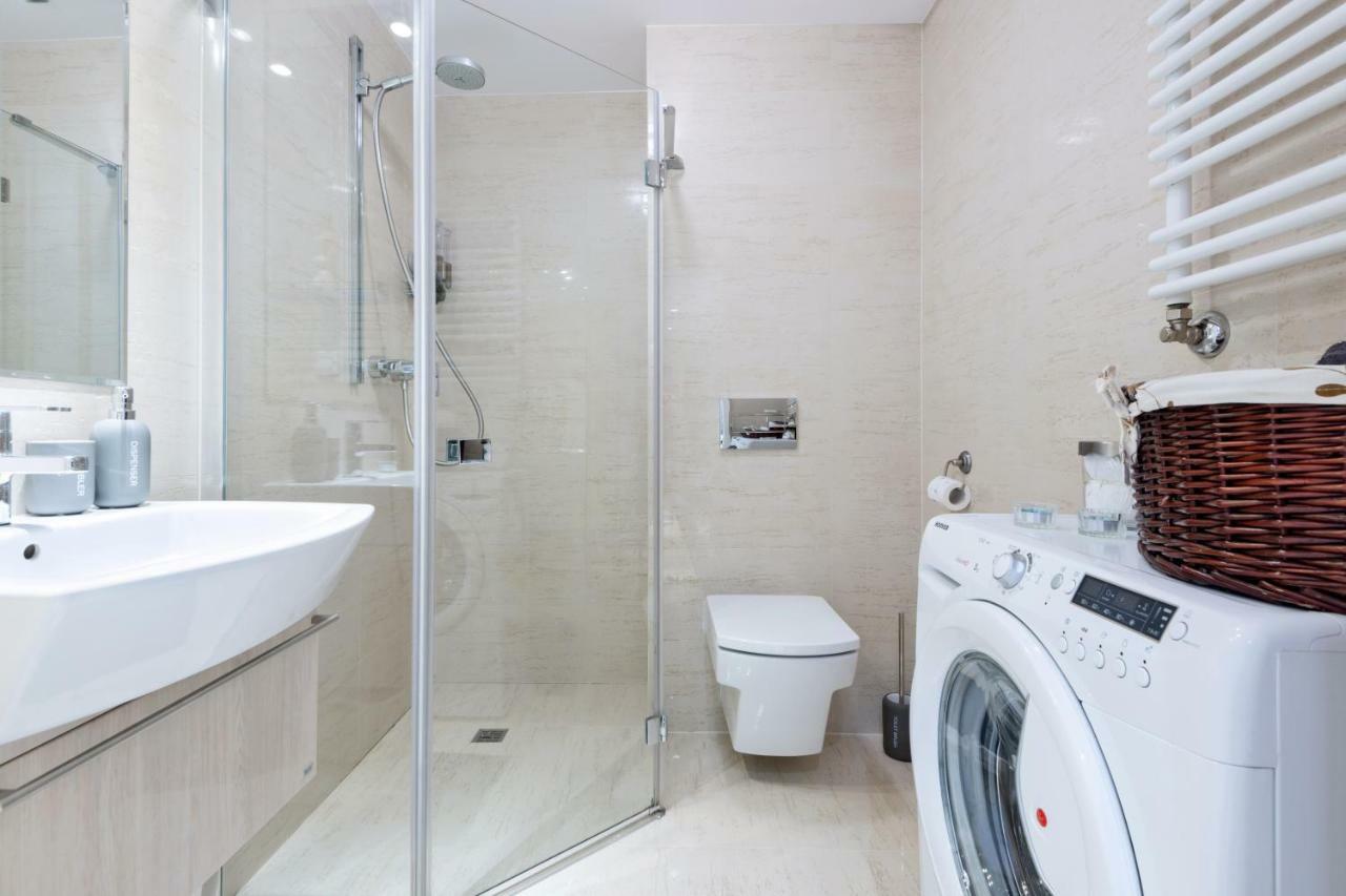 Kopernika8 Miro Apartment With Balcony And Ac Krakow Luaran gambar
